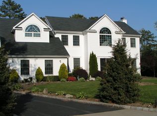 1 Thunder Rd, Miller Place, NY 11764