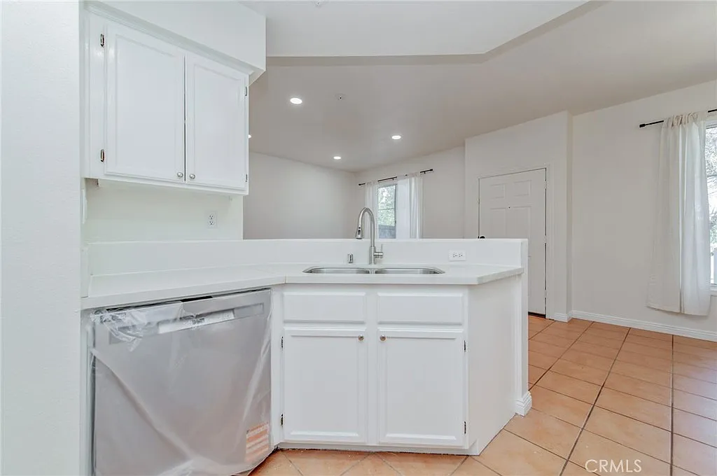 3 bed, 2.5 bath, 1304 sqft, $4,200 — Photo 4