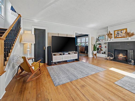 4th image of 340 W Maplehurst St