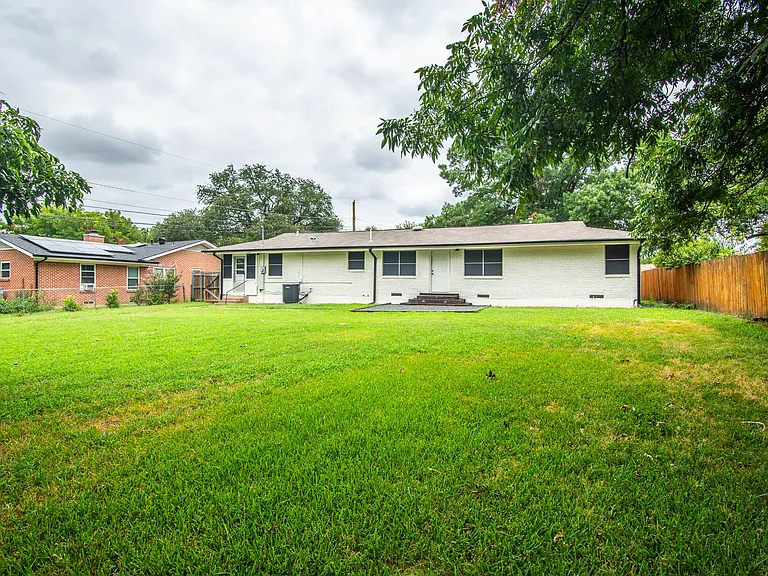 302 Circle Dr — Photo 2