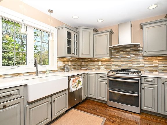 5th image of 60 Harding St #C