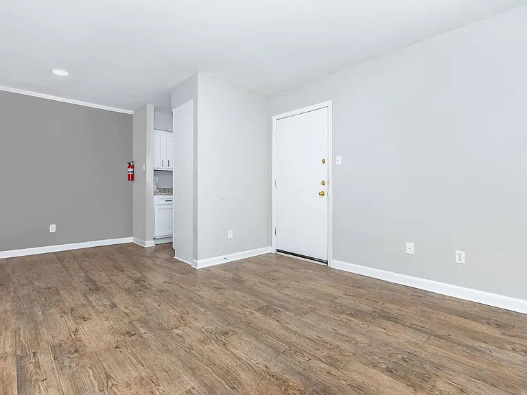 Castlewood Apartments — Photo 12