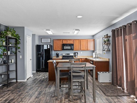 4th image of 43052 Fleetwood Dr