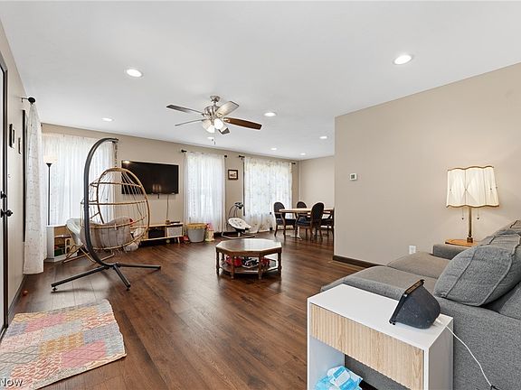 5th image of 427 W Oak St