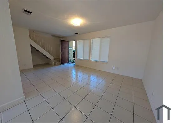 3 bed, 1170 sqft, $4,100 — Photo 2