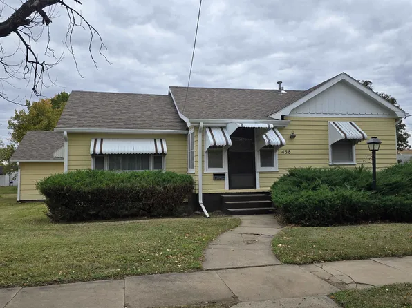 438 W 7th St, Russell, KS 67665
