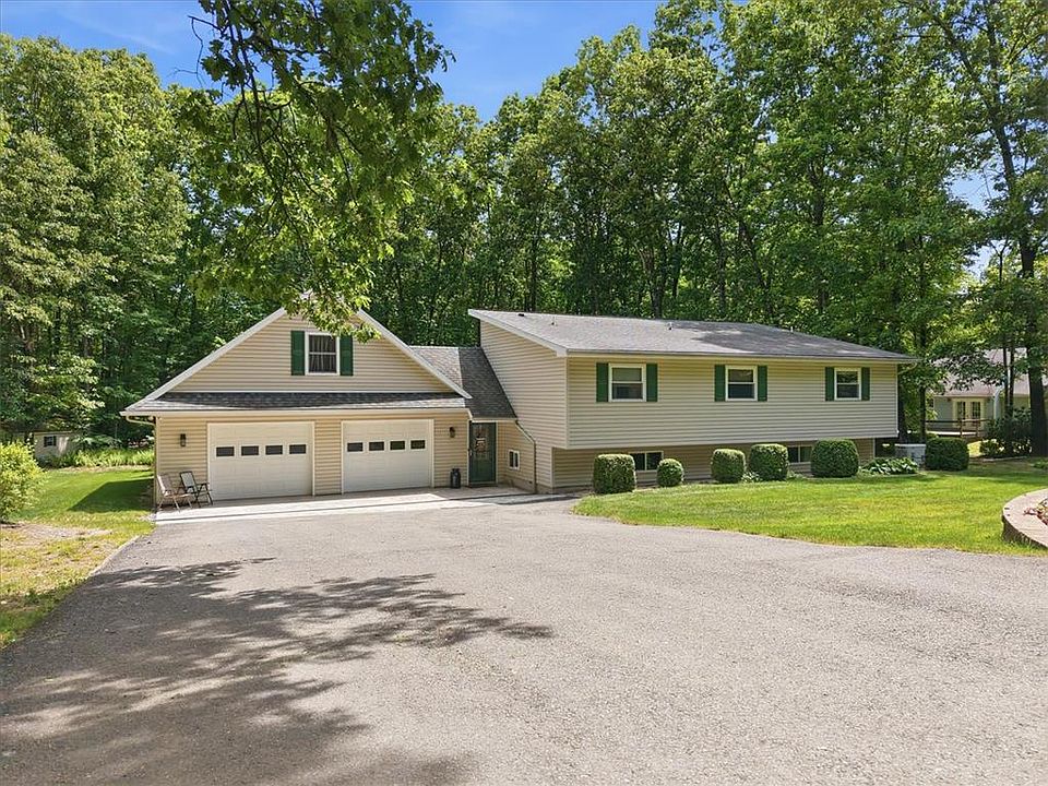 1st image of 209 Manor Ln E