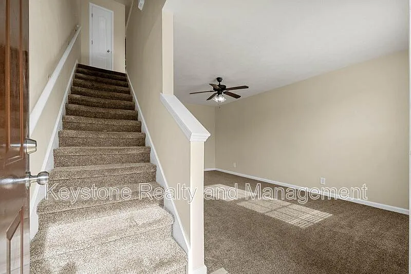 2 bed, 1.5 bath, 1065 sqft, $895 — Photo 2