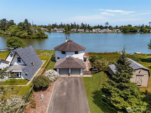 674 Mt Olympus Avenue SE, Ocean Shores, WA 98569