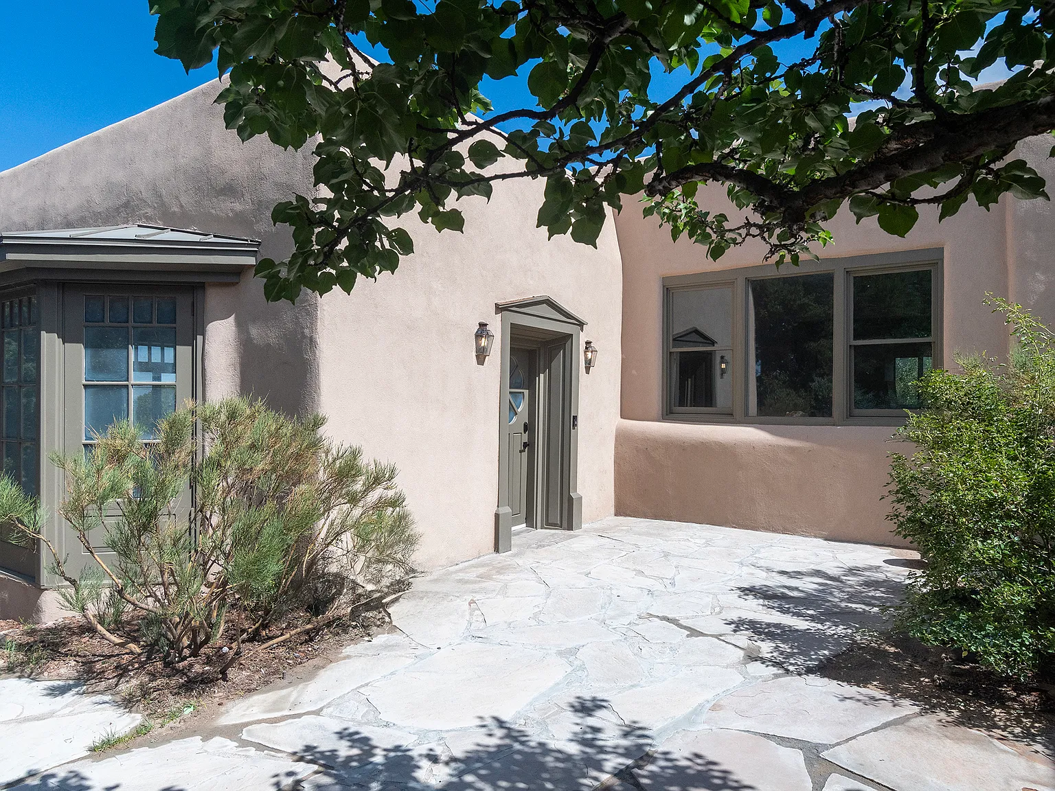 5 bed, 3.5 bath, 3974 sqft, $12,500 — Photo 2