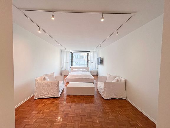 3rd image of 117 E 57th St #34F2