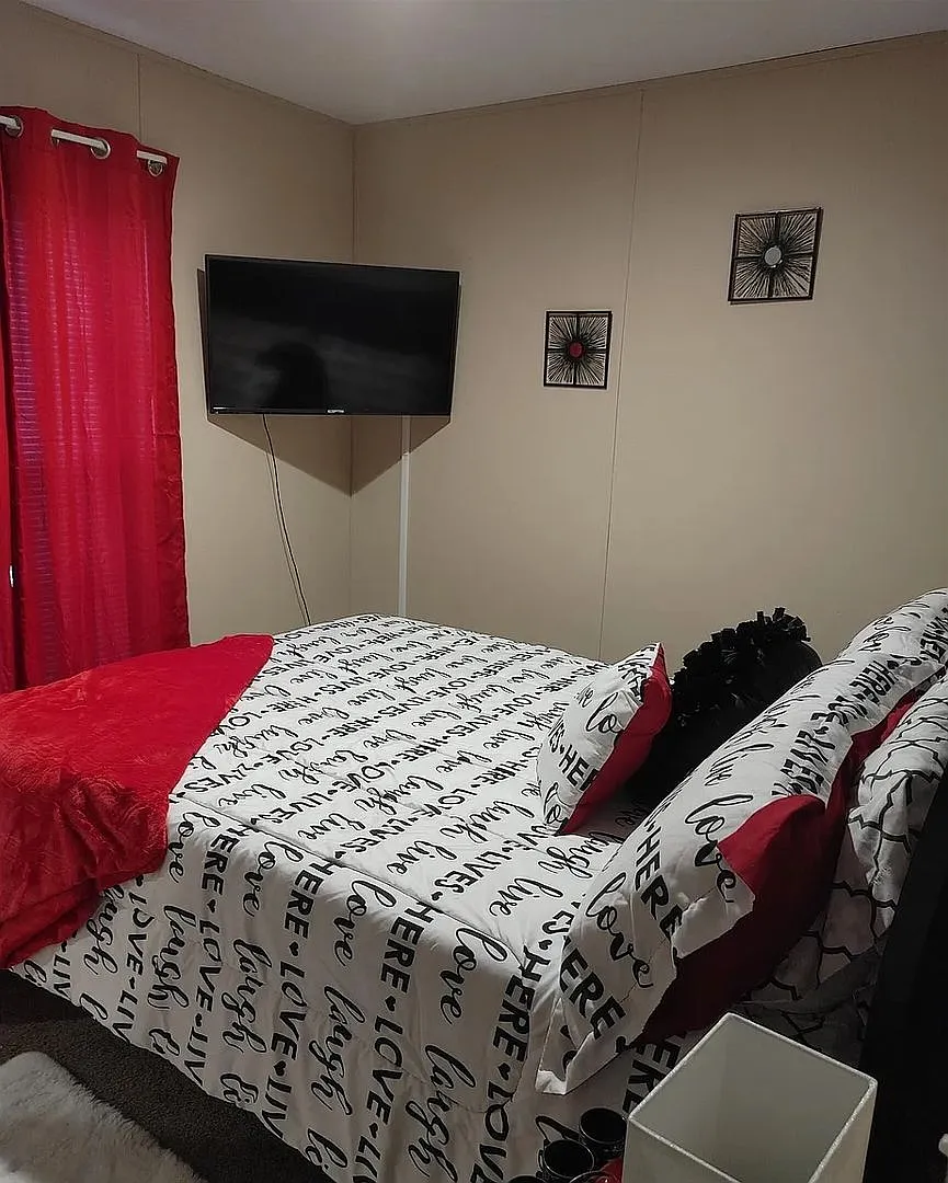 Room in 4 Bedroom Home at Robin Ln — Photo 4