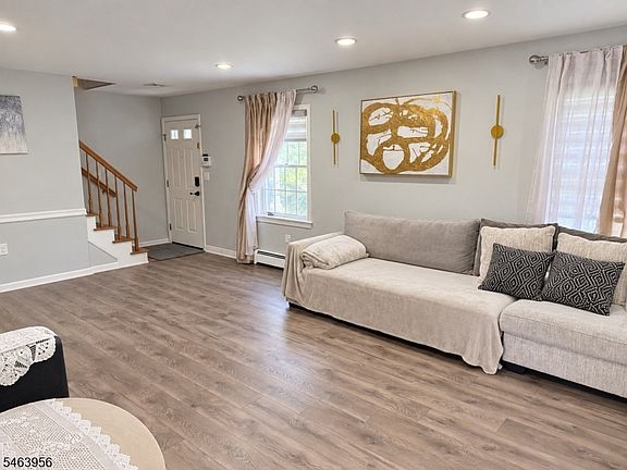 3rd image of 527 Valentine St