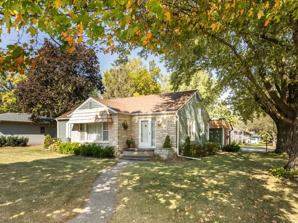 402 2nd St NW, Dodge Center, MN 55927