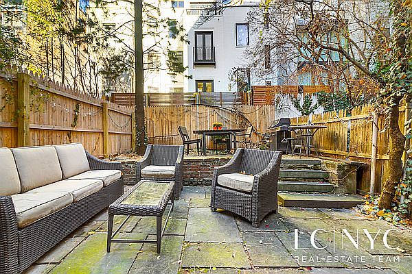 1st image of 255 W 70th St #1