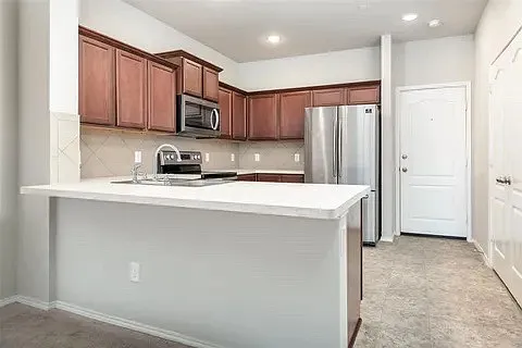 Greystone Dr, Denton — Photo 4