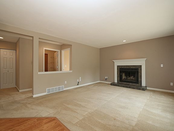 5th image of 907 221st Ave NE