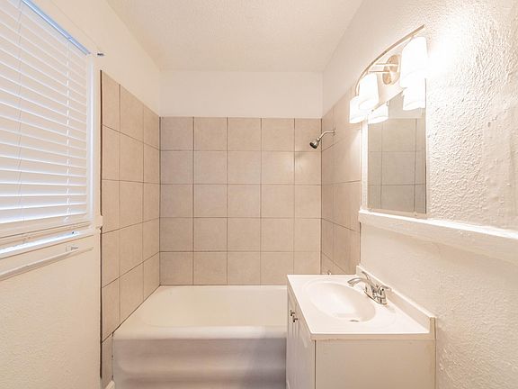 3rd image of 930 E Grayson St APT 6