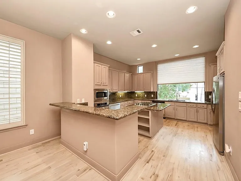5217 Lillian St — Photo 3