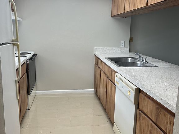 4th image of 2826 SE Santa Barbara Pl #102