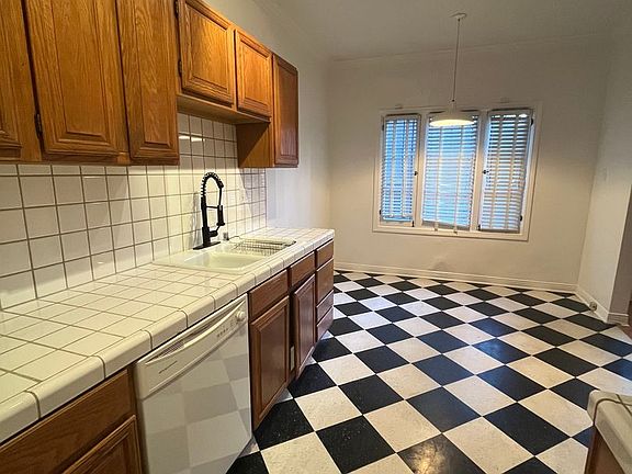 4th image of 109 N Clark Dr APT 3
