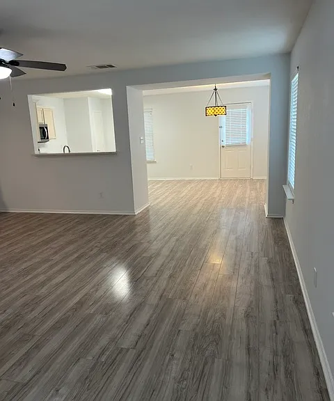 2132 Van Zandt Dr — Photo 2