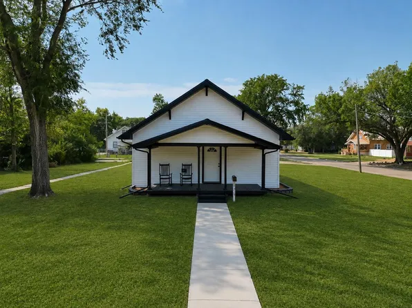 315 W 4th St, Ellinwood, KS 67526