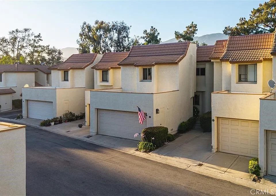 875 Endicott Dr