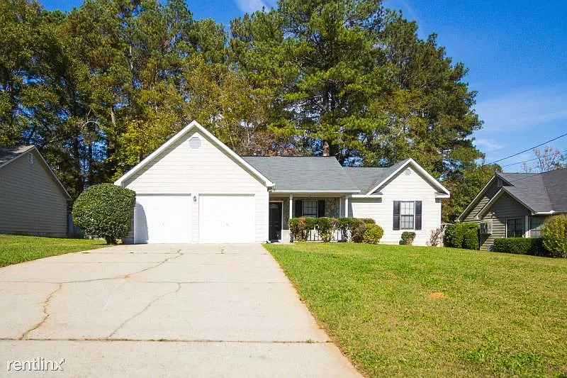 1556 Carriage Ln photo 1