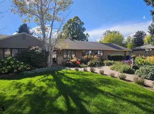 736 Hillcrest Dr, Scottsbluff, NE 69361
