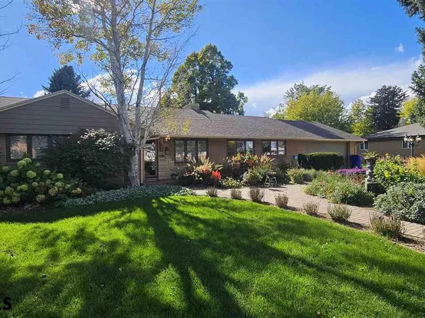 736 Hillcrest Dr, Scottsbluff, NE 69361