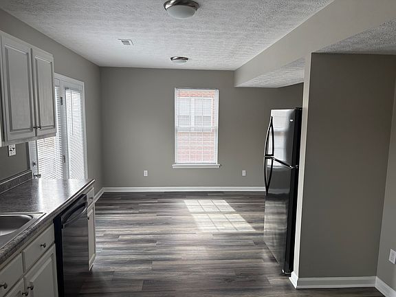 4th image of 804 Barry Ct #B