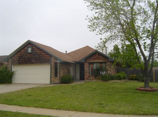 1113 NE 24th St, Moore, OK 73160