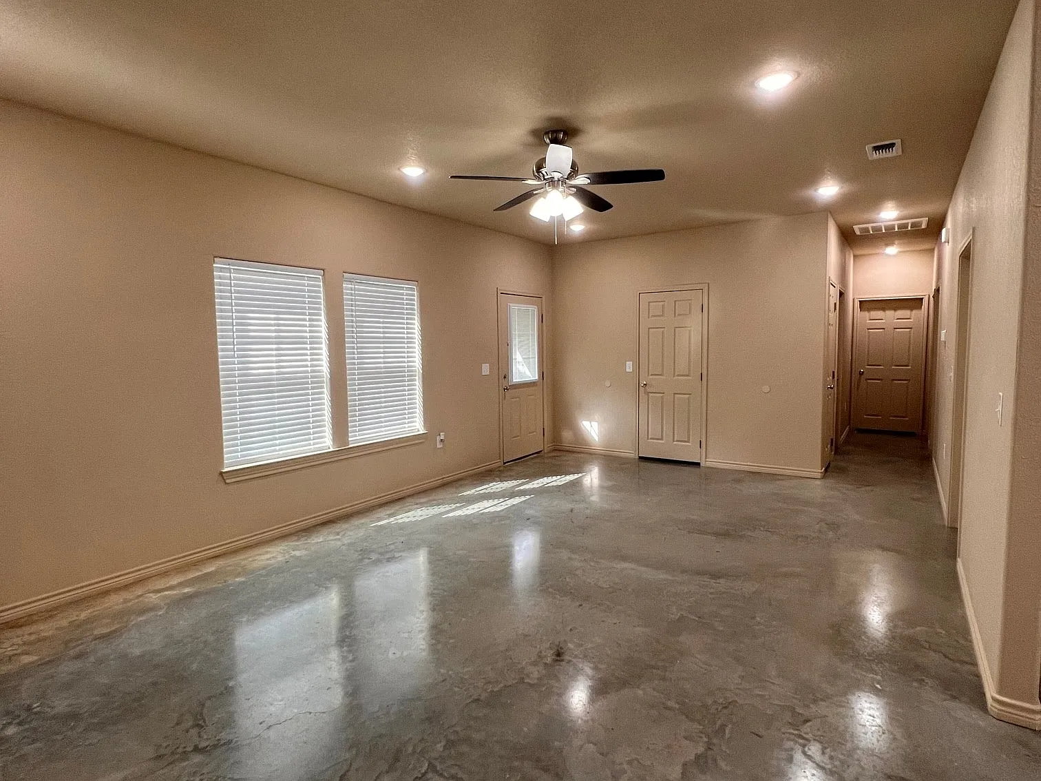 3 bed, 2.0 bath, 1300 sqft, $1,600 — Photo 3
