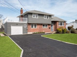 195 Ferndale Ct, Copiague, NY 11726