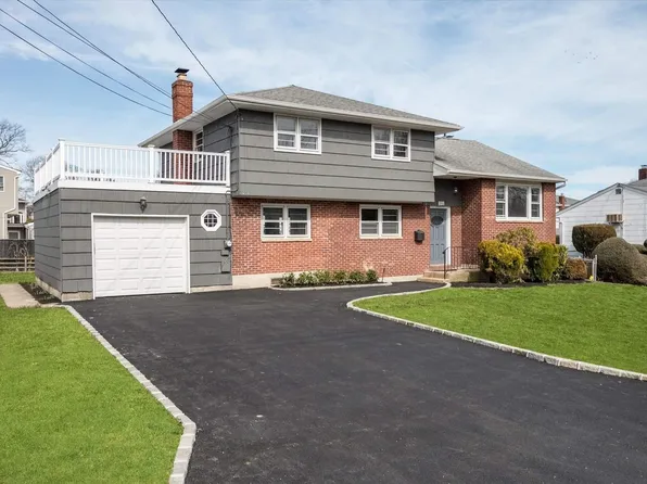 195 Ferndale Court, Copiague, NY 11726