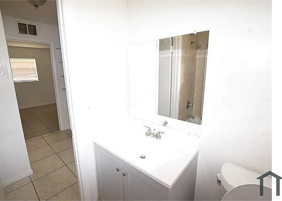 4th image of 1801 Center St #2