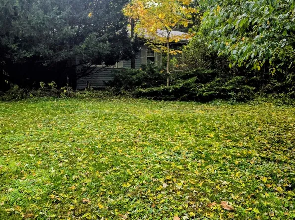 102 Bullseye Lake Rd, Valparaiso, IN 46383