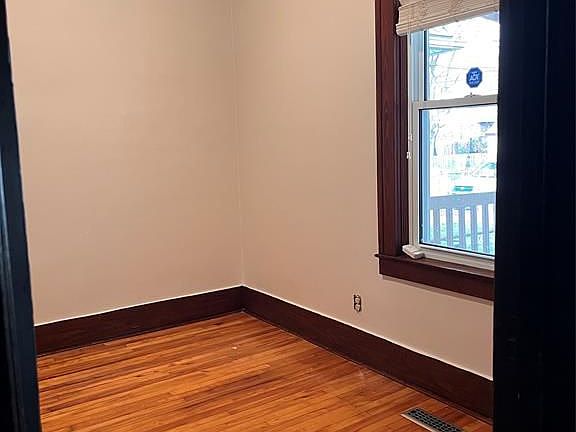 5th image of 1758 Gladstone Ave