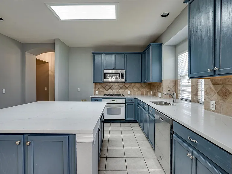 7657 Ravenhill Dr — Photo 8