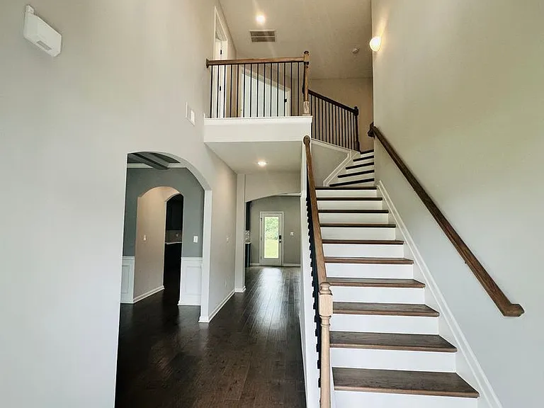 317 Shoshone Cir — Photo 3