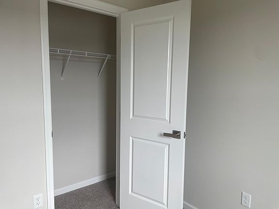 4th image of 4031 Hemlock Ct