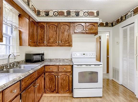 3rd image of 6809 Manchester Ave