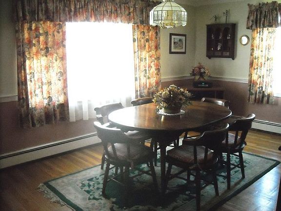 Add 2 more leaves and there is room for plenty!