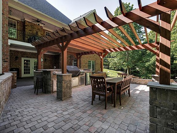 2nd image of 123 Vista Bluff Ln