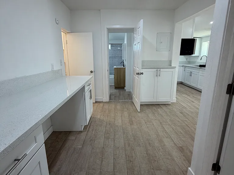 13950 Hesperia Rd #1B — Photo 11