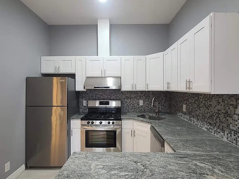 100 Griffith St #3R — Photo 4