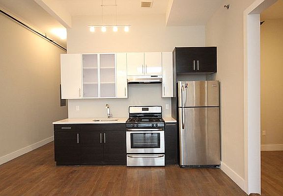 3rd image of 270 Jefferson St APT 1R