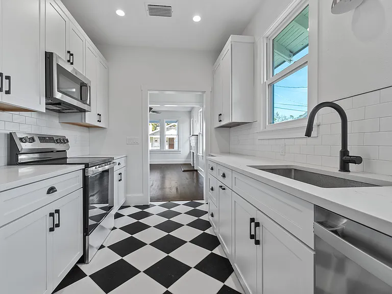 905 E Saint Clair St — Photo 9