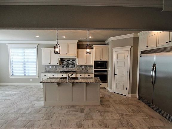 2nd image of 1710 Helen Ln